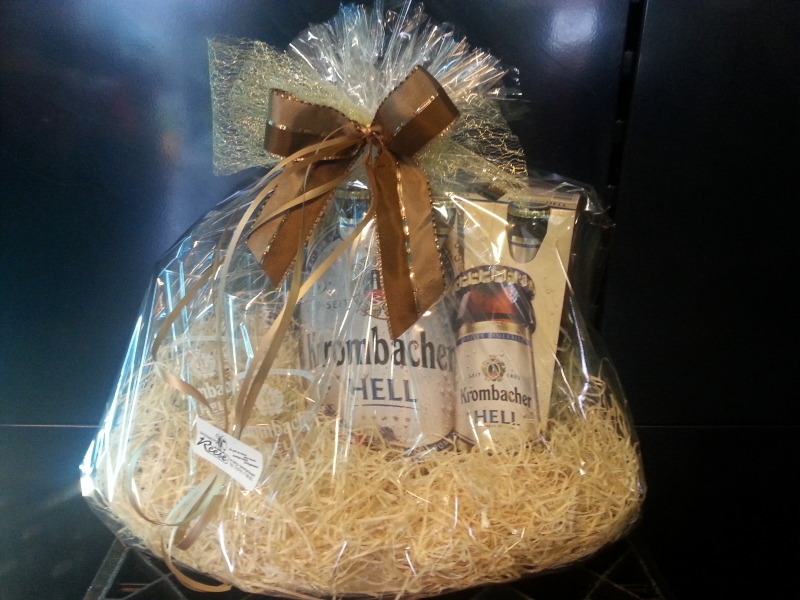 Geschenkkorb mit Krombacher Spezialitäten im Laden in Berlinghausen