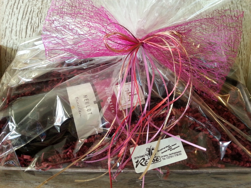 Geschenkkorb mit Merlot im Laden in Berlinghausen