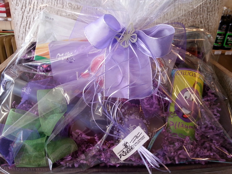 Geschenkkorb mit Milka und Krugmann im Laden in Berlinghausen