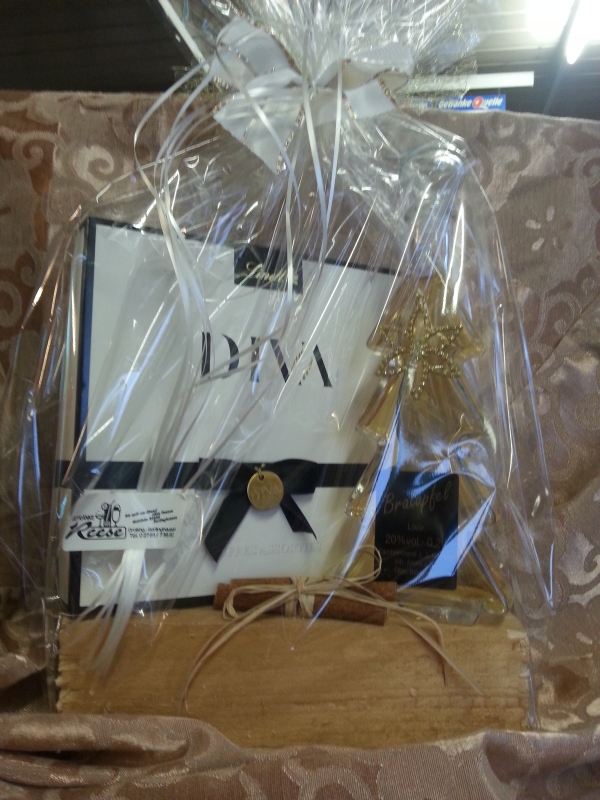 Geschenkkorb mit Krombacher Spezialitäten im Laden in Berlinghausen
