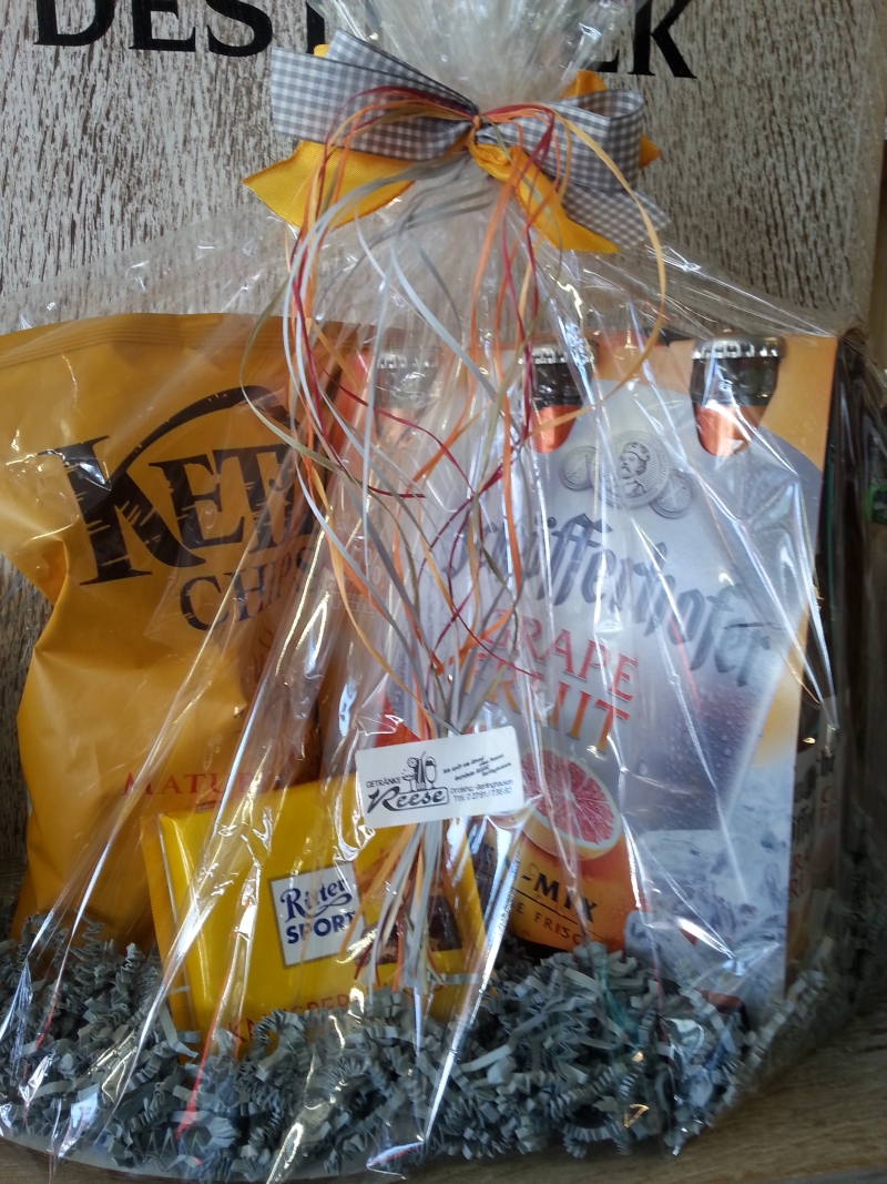 Geschenkkorb mit Ritter Sport im Laden in Berlinghausen